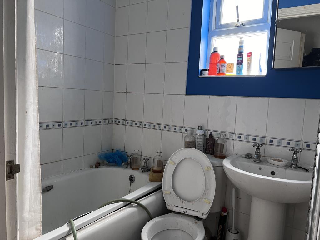 Lot: 84 - THREE-BEDROOM HOUSE IN NEED OF IMPROVEMENT - First floor bathroom